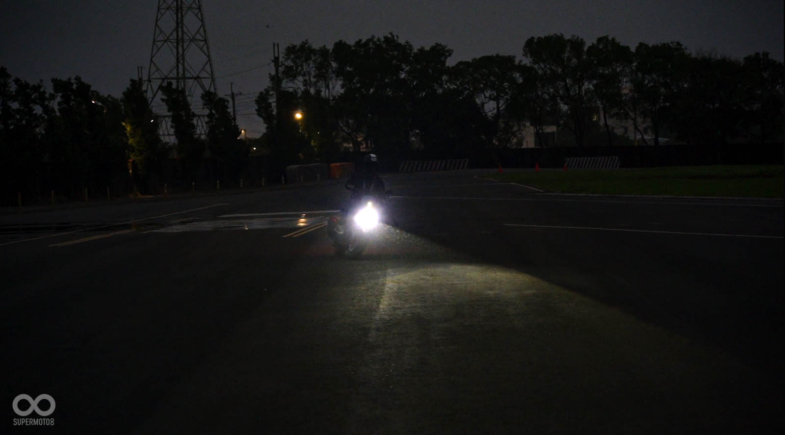 YAMAHA Y-LLA轉向輔助頭燈可提供騎士在車輛傾倒過彎時擁有更為優異的照明視野辨識
